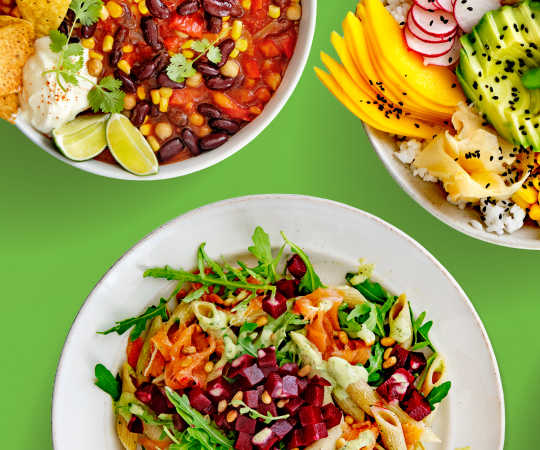 Poké bowl met peulvruchten, avocado, rijst en maïs